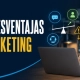 Profesional mexicana evaluando una campaña telefónica para analizar las ventajas y desventajas del telemarketing con BluCactus Mexico.
