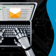 Blucactus-Manos de un robot enviando un correo