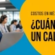 Gerente mexicano revisando una propuesta de Call Center con agentes trabajando al fondo para BluCactus Mexico.