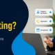 Agente mexicana de telemarketing con audífonos conversando con un prospecto mientras gestiona seguimiento y citas desde su computadora.