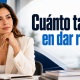 Daniela Lozano de BluCactus Mexico analiza el crecimiento orgánico SEO frente a su laptop, con una gráfica de resultados en ascenso.